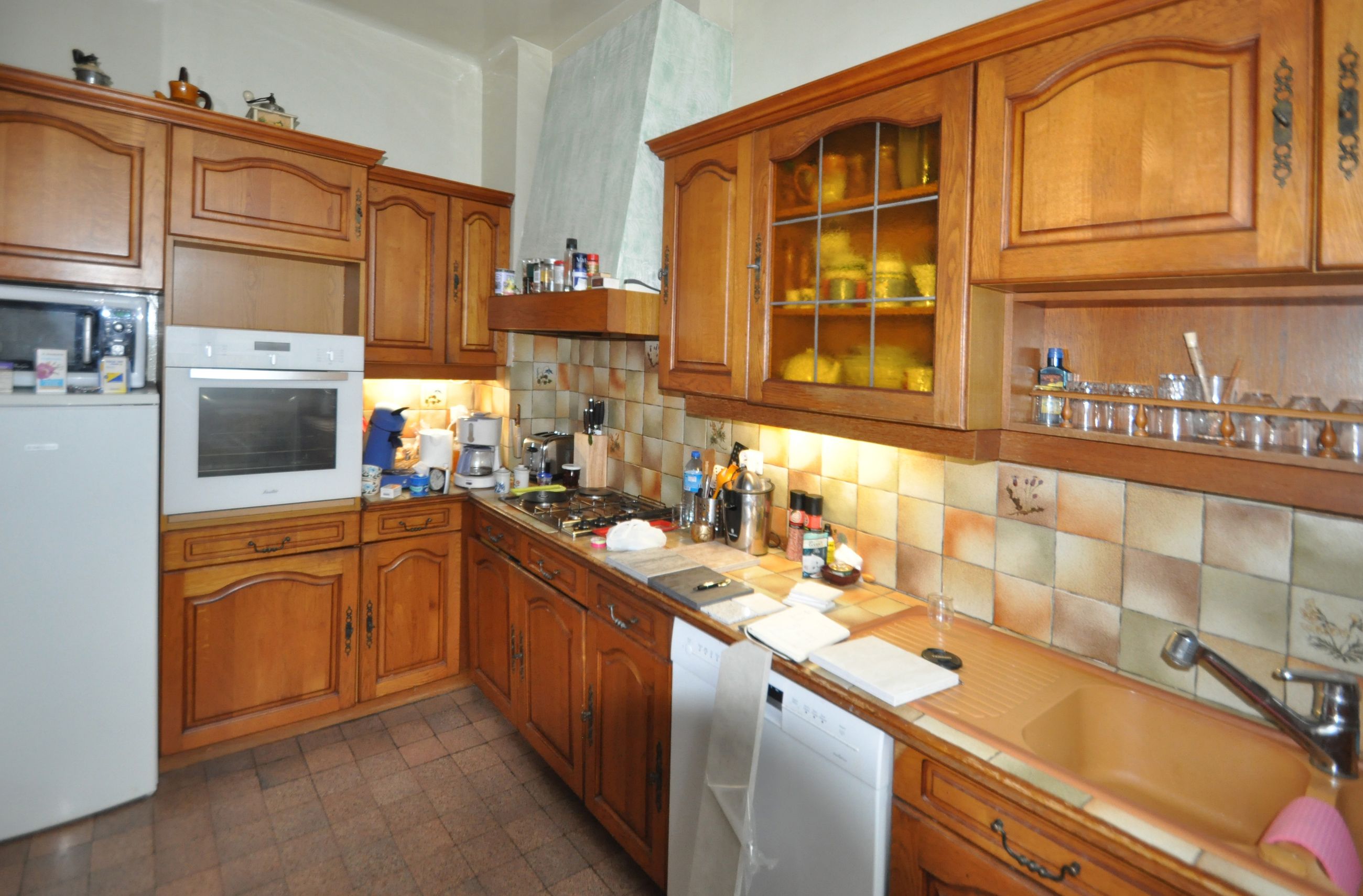 Moderniser Une Cuisine Rustique Sans La Peindre Comment moderniser et relooker une cuisine rustique en chêne